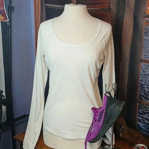 5/$25 UNDER ARMOUR MEDIUM SIZED DRIFIT WORKOUT TOP